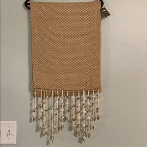 Table runner with shells